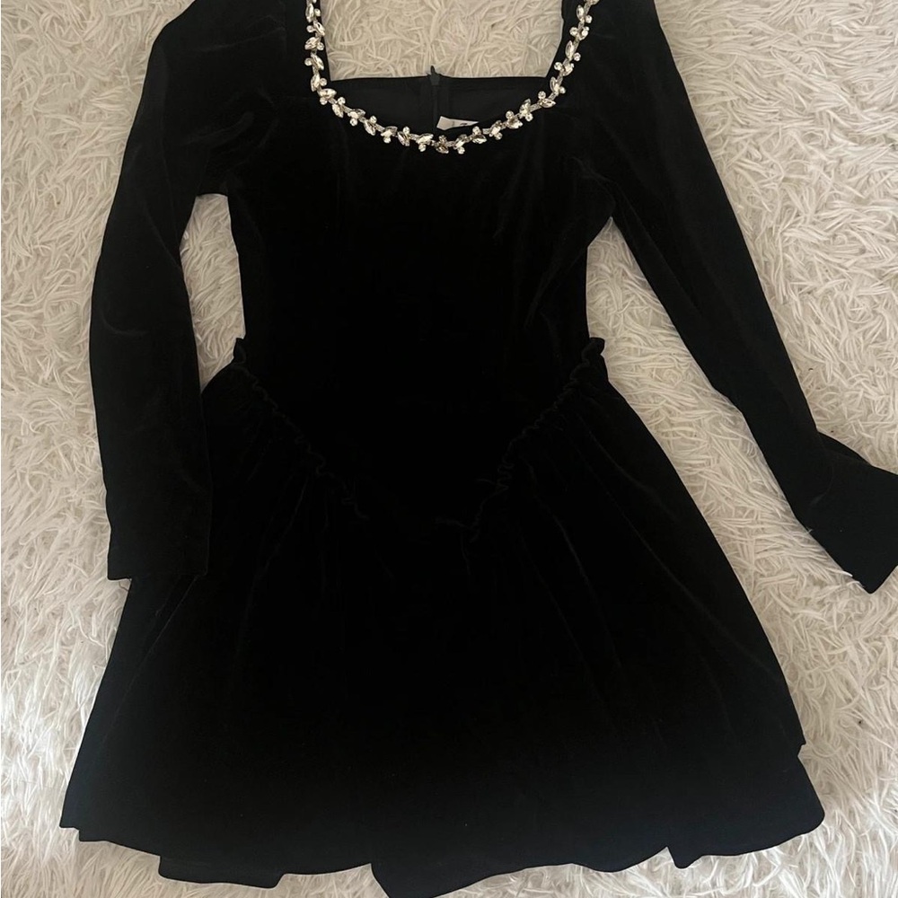 Elegant Black Velvet Dress with Pearl Detailing